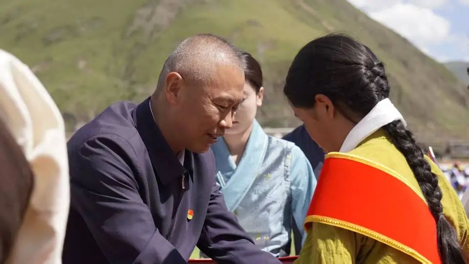 索县召开热烈庆祝西藏自治区成立60周年暨2025年中小学优秀毕业生欢送会