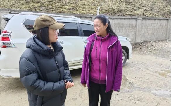 县委副书记、驻村工作总领队玛莉娅深入亚拉镇、嘎美乡、加勤乡各村驻村点及虫草采集点开展调研督导，实地了解掌握驻村干部工作开展情况。