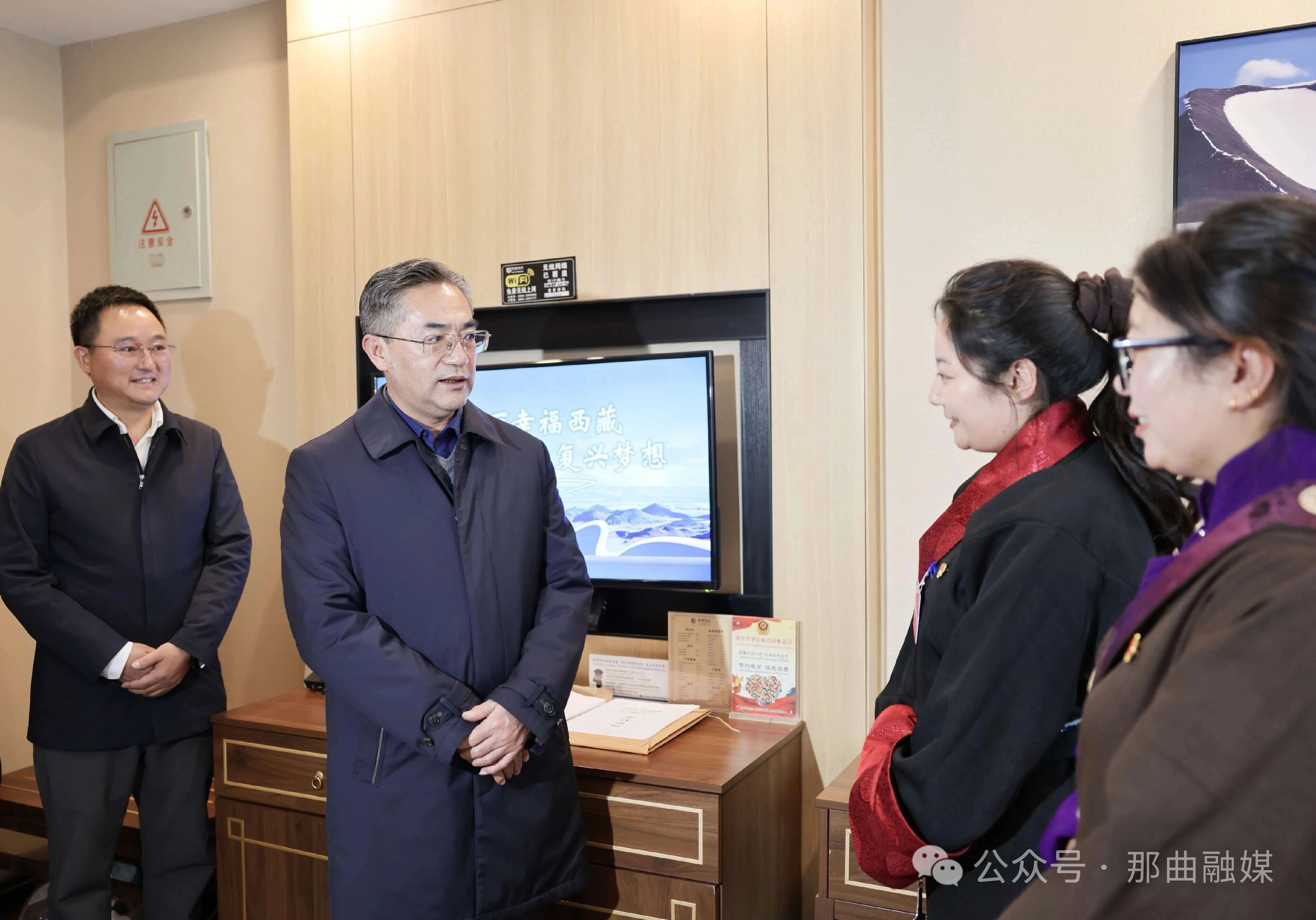 张海波看望出席那曲市第三次党代会代表